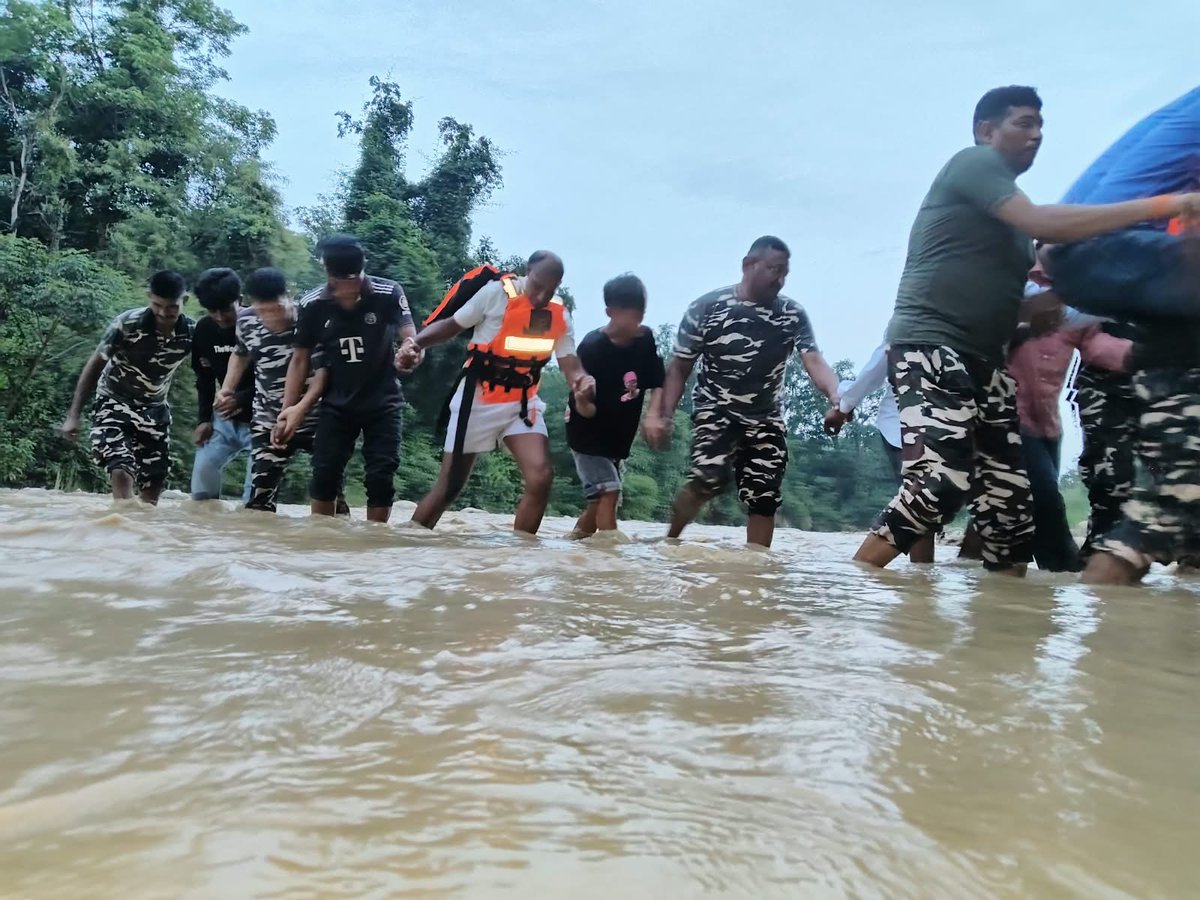 SSB_INDIA's tweet photo. मानवता की मिसाल!
10.09.2026 को सोनपथरी नाला में अचानक आई बाढ़ में फंसे 07 नेपाली नागरिकों को 62वीं वाहिनी, #SSB #Bhinga (UP) के जवानों ने साहस एवं तत्परता से रेस्क्यू कर सुरक्षित स्थान पर पहुंचाया।
सेवा • सुरक्षा • बंधुत्व 🇮🇳
#SSBIndia #SevaSurakshaBandhutva #RescueOperation
#NepalCitizens
#HumanitarianService
#SSBGoodWorks
#NationFirst
@HMOIndia @PIBHomeAffairs
@PIB_India @62BnSSB_INDIA
@ANI @PTI_News