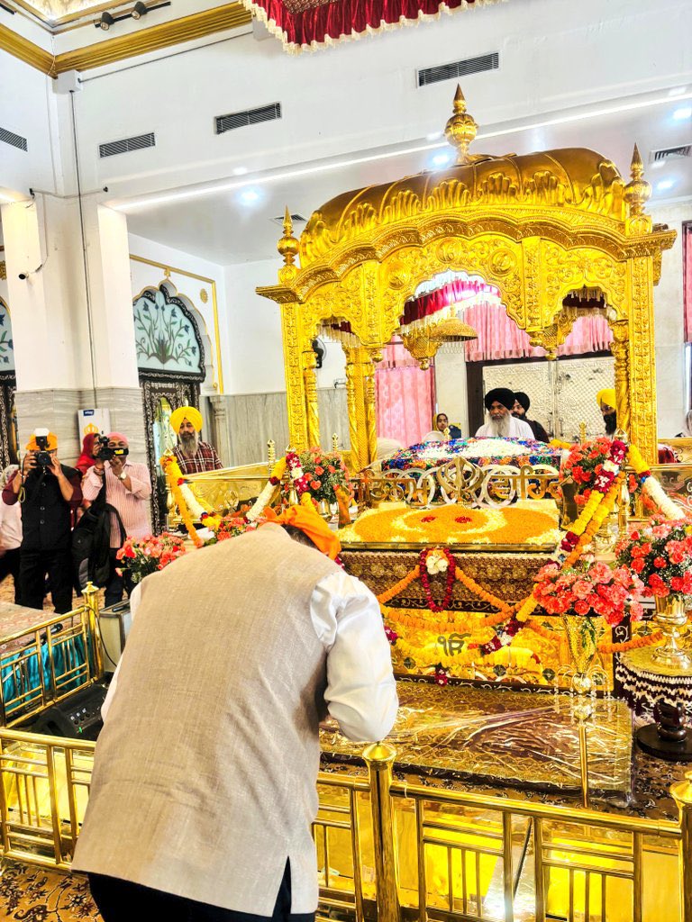 tarunchughbjp's tweet photo. ਜਾਗਤ ਜੋਤਿ ਜਪੈ ਨਿਸ ਬਾਸੁਰ ਏਕੁ ਬਿਨਾ ਮਨਿ ਨੈਕ ਨ ਆਨੈ ॥

ਧੁਰ ਕੀ ਬਾਣੀ, ਜਾਗਤ ਜੋਤਿ ਧੰਨ ਧੰਨ ਸਾਹਿਬ ਸ੍ਰੀ ਗੁਰੂ ਗ੍ਰੰਥ ਸਾਹਿਬ ਜੀ ਦੇ ਪਹਿਲੇ ਪ੍ਰਕਾਸ਼ ਪੁਰਬ ਦੀ ਸਮੂਹ ਸੰਗਤ ਨੂੰ ਲੱਖ ਲੱਖ ਵਧਾਈਆਂ। ਗੁਰੂ ਸਾਹਿਬ ਸਭ ਉੱਤੇ ਆਪਣੀ ਮਿਹਰ ਭਰਿਆ ਹੱਥ ਰੱਖਣ ਅਤੇ ਸਭ ਨੂੰ ਸੱਚੀ ਕਿਰਤ ਕਰਨ,ਨਾਮ ਦਾਨ, ਪਿਆਰ ਤੇ ਦਇਆ ਦੀ ਬਖਸ਼ਿਸ਼ ਕਰਨ। https://t.co/PKKo1FbVh9