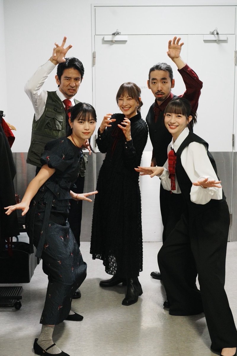 conte_to_ongaku's tweet photo. 🌃 #コントと音楽 𝐯𝐨𝐥.𝟕 「今宵、丸の内で」

#飯塚健 監督が撮る
舞台裏シリーズ・第８弾📸

公演もいよいよラストスパート。
残すところあと３公演となりました！

本日も「ぎゅっ！」と気持ちを込めて
お届けします🫶

#柄本時生 #西野七瀬 #鈴木杏樹 #足立梨花 #山中聡 https://t.co/7NNh6PRJCD