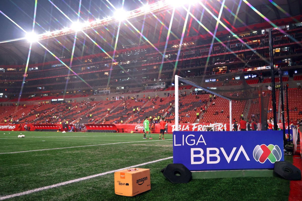 LigaBBVAMX's tweet photo. ⏱️ ¡Arrrrrrranca el partido en la frontera!
El Xolaje recibe a los Gallos Blancos.
@Xolos 0-0 @Club_Queretaro 🐕🆚🐓
#LaLigaDeLaAfición✨ | #J8 | #AP26 | #XOLQRO https://t.co/UW0lego2Ic