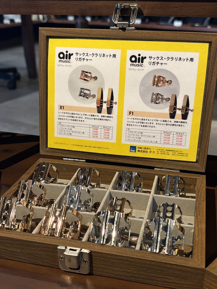Brasswork_ot's tweet photo. 【P.モーリアフェア1日目】

airミュージックさんのリガチャー
「F1」　「X1」　「Honeycomb」 それぞれ展示しております！

ハニカム型のリガチャーは珍しく安定した構造でジャンルを問わず大人気のリガチャーです！

サックスでは津田 真人氏の使用でも有名です！

この機会に是非お試しください！ https://t.co/xwGcRkm2Wg