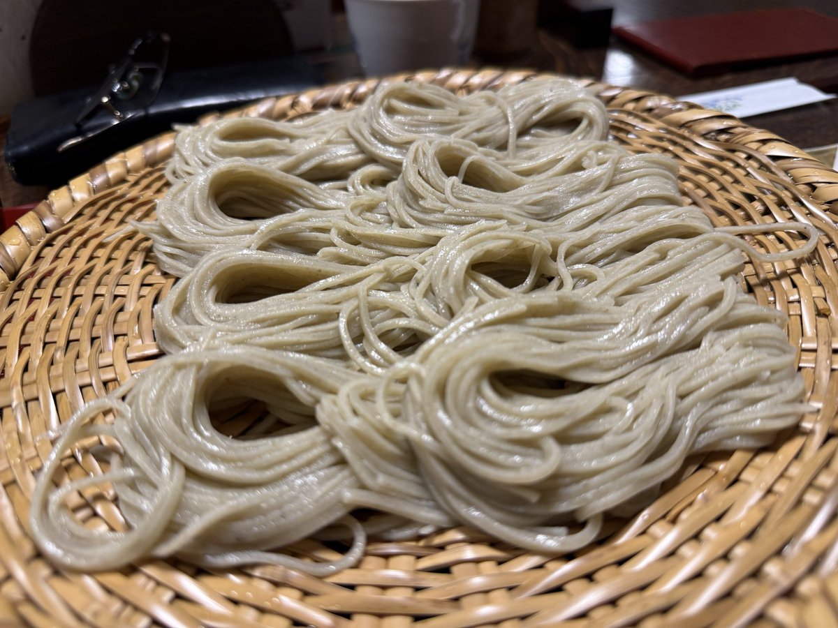 oosakaoyabun's tweet photo. 戸隠の蕎麦屋に来たら東京の麺友達に遭遇！
こんなことあるんやなー😄
テンション上がりました♪ https://t.co/4IQLB8tP21