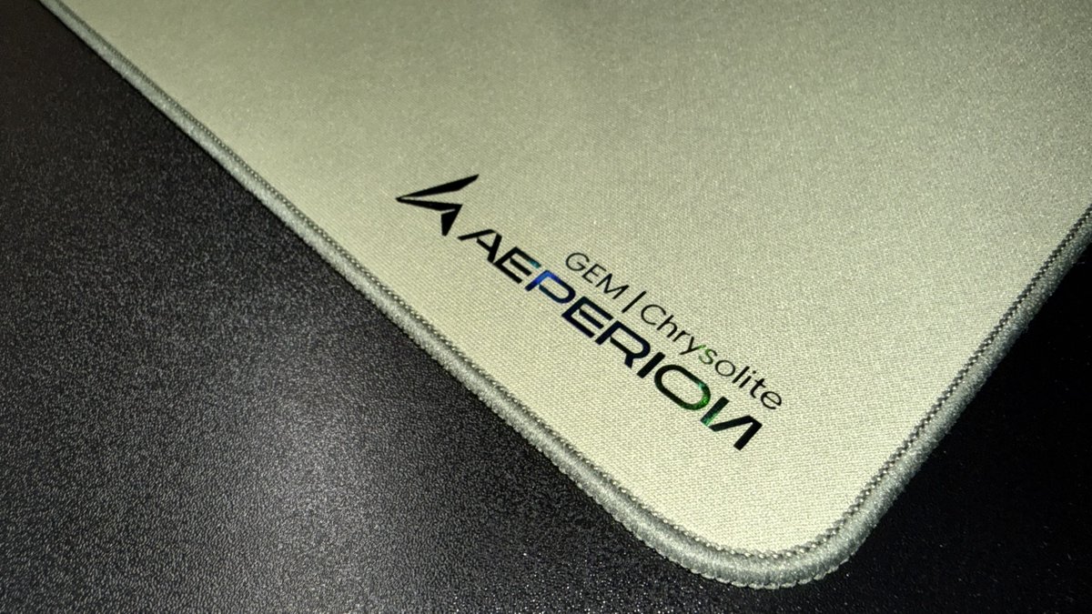 fumoshop_akiba's tweet photo. 『AEPERION Chrysolite』

初動は速く、切り返しが軽い。
それでいて滑走速度はバランス寄り。
ややザラついた表面と軽快な操作感で、トラッキング系タイトルとの相性◎

速さのピークを、滑走中ではなく動き出しに置いたようなパッドです！ https://t.co/TOsCCrOoOS