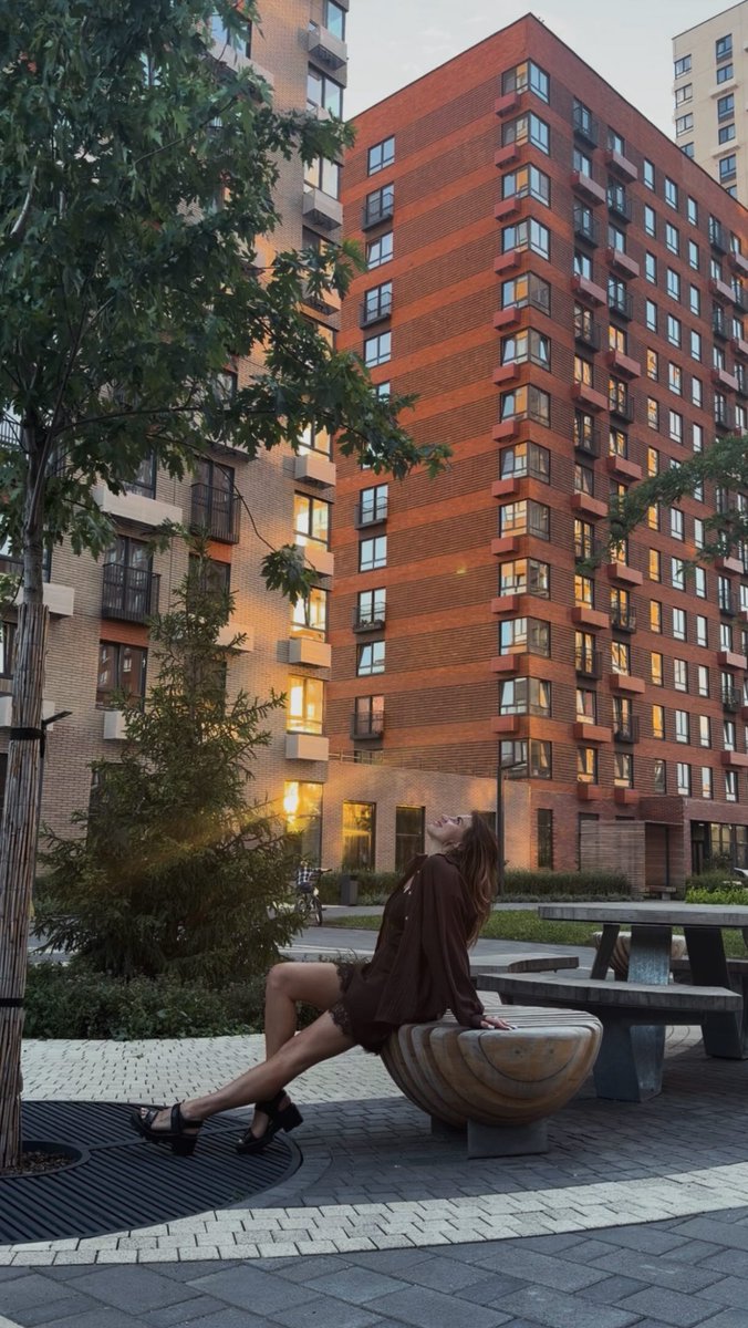 IsraelSawtkxgn's tweet photo. Then she remembered why she hates triceps reverse exercises. But summer in Moscow continues. https://t.co/l3XGWiz9Ff