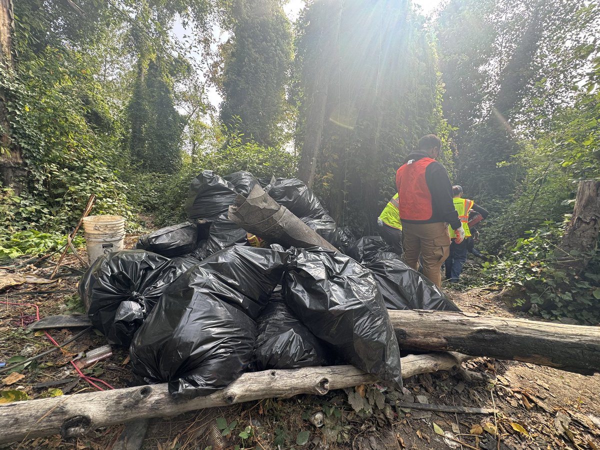 weheartseattle's tweet photo. We 💚 Expedia! @Expedia brought their finance team out today to clean up our urban hiking trails. They had an eye opening experience and look forward to recruiting more employees to come out next time. Their time is matched and turns into a cash donation from Expedia. https://t.co/cCnjpFVX5G