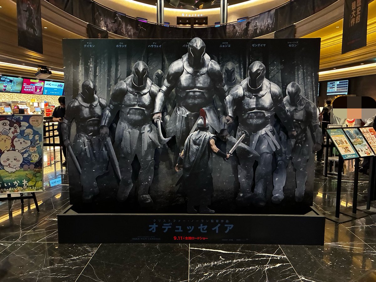ADHDkingofkings's tweet photo. 『オデッセイア』を見る前に、日本人が知っておくとかなり面白くなる前提知識。

⚠️ここに書くことの多くは、映画の中ではほとんど説明されない。

キュクロプス、キルケー、セイレーン、カリュプソ、スキュラとカリュブディス……。

これらは西洋文化では、ホメロス『オデュッセイア』を原典として、古代ギリシャ・ローマの寓話的解釈、中世・近代文学、絵画、学校教育、そして現在の英語の慣用句にまで繰り返し引用されてきた物語。

つまり西洋の観客には「この怪物は何？」というより、その名前を聞いただけである程度の意味や教訓が浮かぶものが多い。

日本人が桃太郎の「鬼ヶ島」「きび団子」を細かく説明されなくても分かるのに少し近い。

① ゼウスの掟――xenia（クセニア）

『オデュッセイア』の大前提。

古代ギリシャでは、見知らぬ旅人でも迎え入れ、食事と安全を与える「客人歓待」が神聖な義務だった。

旅人は神が姿を変えているかもしれない。
その客人を守護するのが「客人のゼウス（Zeus Xenios）」。

だから物語では、
「見知らぬ者をどう扱うか」
が、その人物の文明性や善悪を測る物差しになる。

【原典：ホメロス『オデュッセイア』第9歌など】

② キュクロプスと「Nobody」

一つ目の巨人ポリュペモスは、客人をもてなすどころか食べてしまう。

究極のxenia違反。

捕らえられたオデュッセウスは、巨人に名前を聞かれ、

「Οὖτις（Outis）――Nobody／誰でもない」

と名乗る。

酒で酔わせて眠らせ、仲間とともに一つ目を潰す。

悲鳴を聞いた仲間のキュクロプスが、
「誰がお前を襲っている？」

「Nobody（誰でもない）が俺を襲っている！」

当然、誰も助けに来ない。

腕力では絶対に勝てない怪物を「言葉と知恵」で倒す。
これがオデュッセウス。

ところが逃げ切ったあと、勝利を誇りたくなって本名を叫んでしまう。

「お前の目を潰したのは、イタケー王オデュッセウスだ！」

実はポリュペモスの父は海神ポセイドン。

→「知恵は力に勝る。しかし勝利の後の傲慢が、せっかくの知恵を台無しにする」

【原典：『オデュッセイア』第9歌】

③ キルケー――人間が「豚」になる

魔女キルケーはオデュッセウスの仲間を豚に変える。

後世ではこの話が、
「快楽や食欲に支配され、人間が理性を失い獣になる」
という寓意として解釈されてきた。

これは現代人が勝手につけた意味ではなく、古代ギリシャ時代からすでに存在する解釈。

→「欲望をなくすのではなく、欲望の主人であれ」

【原典：『オデュッセイア』第10歌】
【古代の寓意解釈：ヘラクレイトス『ホメロスの寓意／Homeric Problems』、クセノポン『ソクラテスの思い出』】

④ セイレーン――誘惑と自己拘束

美しい歌によって船乗りを誘い、破滅させる存在。

オデュッセウスは、その歌を「聞きたい」。

しかし、聞いた自分が誘惑に勝てなくなることも分かっている。

そこで仲間の耳を蝋で塞ぎ、自分だけはマストに縛らせ、

「俺がどれだけ『縄を解け！』と命令しても、絶対に解くな」

と事前に命令する。

→「好奇心を捨てなくてもいい。ただし未来の自分を過信するな。自分の弱さを知り、先に自分を律する仕組みを作れ」

現代英語の “siren song” も、
「魅力的だが、従えば危険な誘惑」
という意味。

後世にはホルクハイマーとアドルノ『啓蒙の弁証法』でも、自己を拘束してセイレーンの歌を聴くオデュッセウスが、西洋的人間像の象徴として論じられた。

【原典：『オデュッセイア』第12歌】
【後世：ホルクハイマー／アドルノ『啓蒙の弁証法』】

⑤ スキュラとカリュブディス――正解のない選択

片側には六つの頭を持つ怪物スキュラ。

反対側には船ごと呑み込む巨大な渦カリュブディス。

両方を避けることはできない。

オデュッセウスは「犠牲ゼロ」という存在しない選択肢ではなく、船全体を失わない方を選ぶ。

→「完璧な選択肢が存在しないとき、人はより小さな損失を選ばなければならない」

現在も英語で
“between Scylla and Charybdis”
＝「二つの危険な選択肢の板挟み」
という表現が残っている。

【原典：『オデュッセイア』第12歌】

⑥ 太陽神ヘリオスの牛――分かっていて禁忌を破る人間

「絶対に食べてはいけない」

と神から何度も警告された牛。

ところが飢えた部下たちは、ついに食べてしまう。

危険を知らなかったのではない。
知っていて、目の前の欲望に負けた。

→「知識があっても、自制できなければ人は破滅する」

【原典：『オデュッセイア』第12歌】

⑦ カリュプソ――不死より故郷

美しい女神カリュプソ。

オデュッセウスを愛し、
「ここにいれば不死にしてあげる」
とまで申し出る。

英雄にとって究極の報酬にも見える

賢いから危機を突破できる。
でも賢いから、自分なら何でもできると思ってしまう。
そして傲慢になり、失敗する。
↓

#オデッセイア