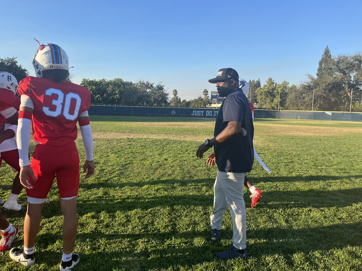 SacBee_JoeD's tweet photo. Another example of why this gig matters; the people. 
This is @Go_DCA_Football coach Antuan Simmons, a SacBee All-Metro star for the Valley Vikings of Sacramento in the 1990s.
Starred at USC as a DB, overcoming illness to excel as a senior. 
Lost his parents of late to illness. https://t.co/ca0WO2Qfio