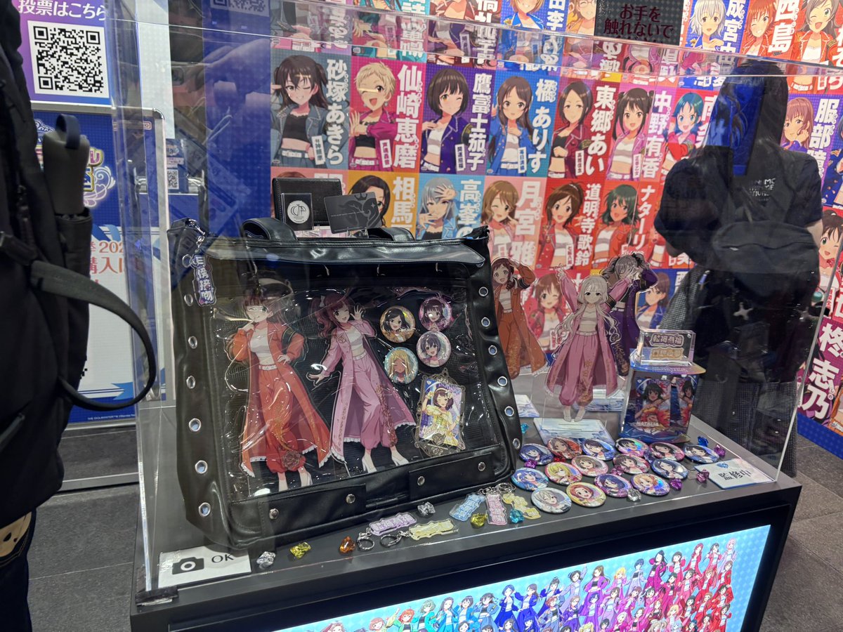 thim1103's tweet photo. 公式痛バはデカい方のアクスタ入るのねー
そしてトイボのぬいポーチどちゃくそに可愛かった法子欲しくなってる
これアソビストアの写真悪すぎない？？ https://t.co/bvrwWF68DW