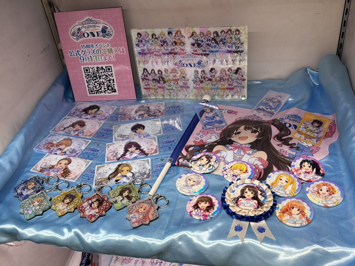 thim1103's tweet photo. グッズもいっぱい置いてあった！！マジで今回の衣装可愛い190人展開しません？？ https://t.co/6lVKTM8kVJ