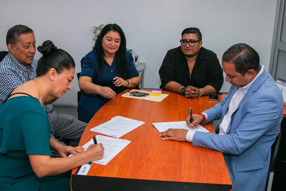 FreddyToMa5's tweet photo. 🤝 Suscribimos un nuevo Convenio Marco de Cooperación Interinstitucional entre el Instituto Superior Tecnológico Guayaquil y el Instituto Superior Tecnológico Tecnópolis, orientado a generar estrategias de mejora continua y fortalecer la educación superior tecnológica. 🎓🚀
#ISTG https://t.co/AS33Tomqdj