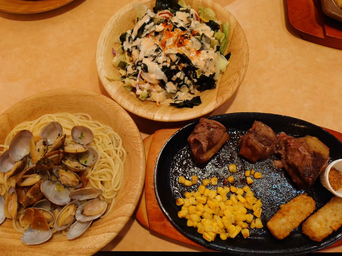 hoshi_t73's tweet photo. 先日、家族でヨークパークのサイゼリヤで夕食。
ラムのランプステーキ、塩味ボンゴレ、家族は、マルゲリータピザ、カプレーゼ、たまねぎのズッパ、ポテトのグリル、フォッカチオをいただきました。
#サイゼリヤ https://t.co/JdpaYZFIQd