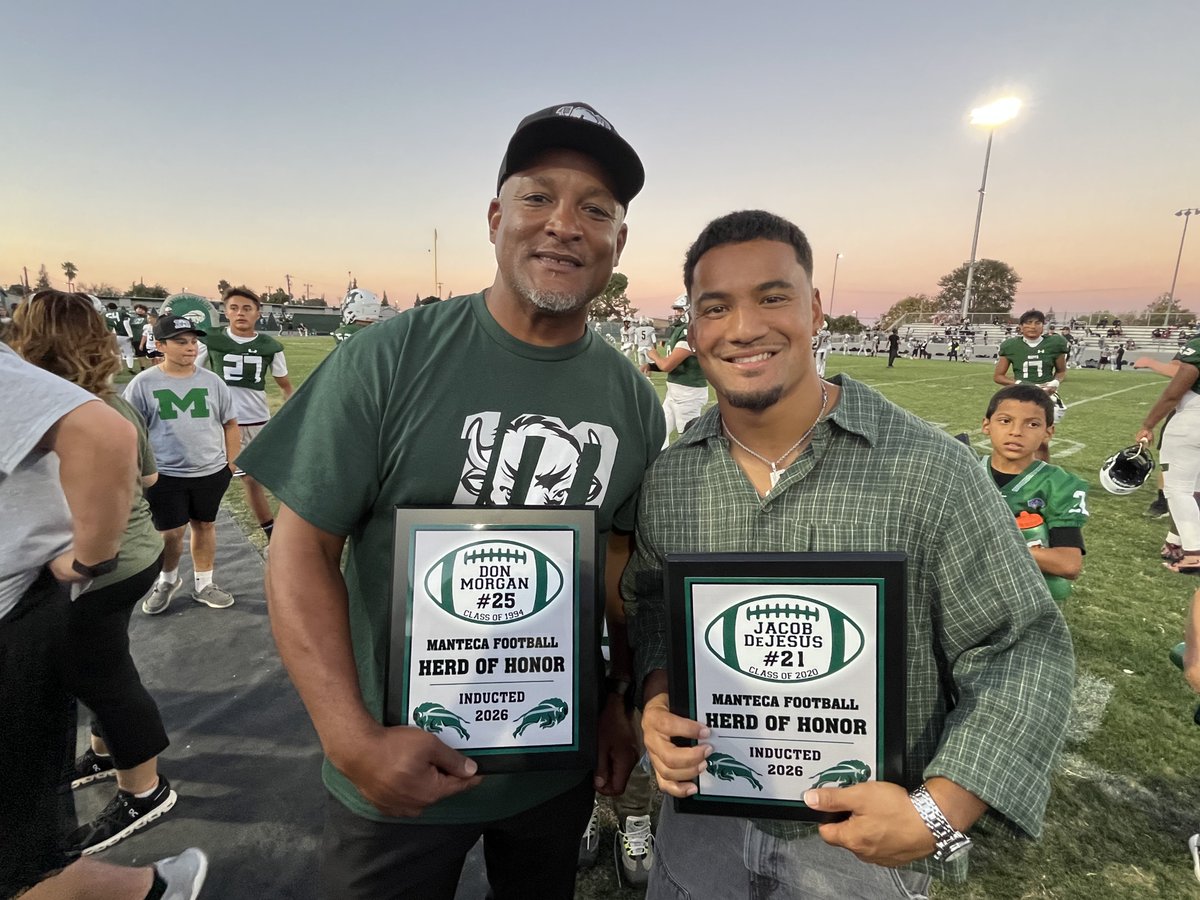 CalHiSports's tweet photo. We’re at Manteca High celebration of 100 years of football.
Sac Joaquin Section winningest school leading Chavez of Stockton 8-7 end 1st.
Two of all time greats from school Don Morgan (NFL) &amp; Jacob DeJesus (Cal star last yr) also honored. https://t.co/R23v21karc