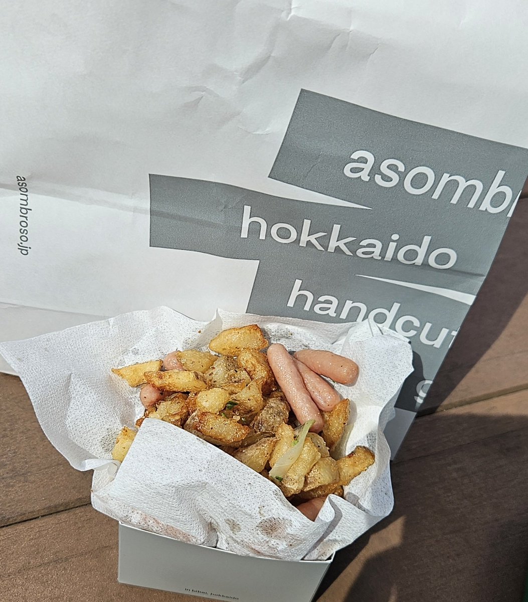 moulinrouge1112's tweet photo. アカプラでポークビッツのキャラバンやっててasombrosoコラボだったからジャーマンポテト買ってみた🍟asombrosoやっぱりおいしい😋
#ポークビッツ #asombroso https://t.co/tpAnzlkIrc