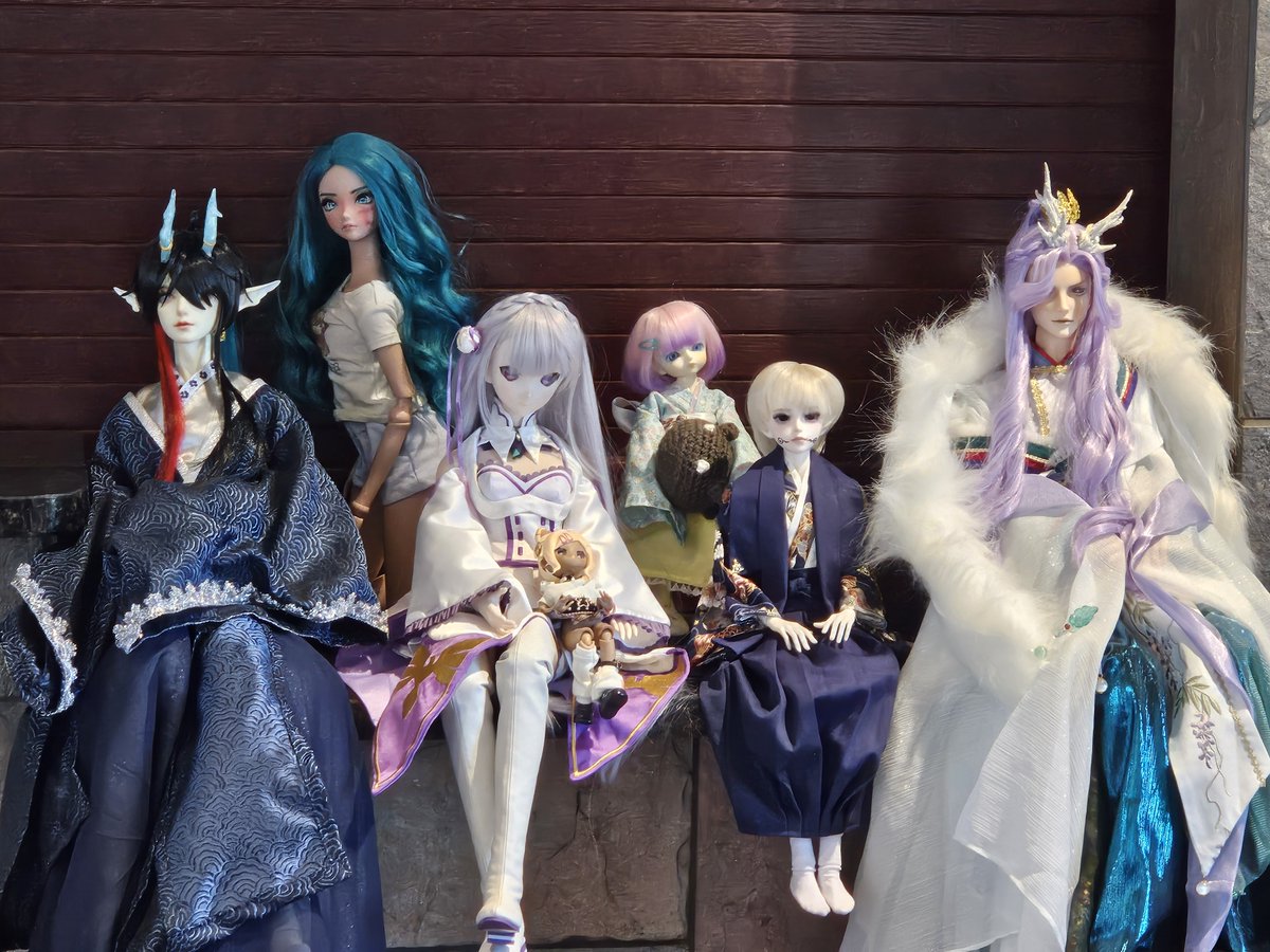 Rookadee's tweet photo. My little one got to meet more dolls like her. These doll meets are always so cute.

#BJD #colossalconeast #CCE https://t.co/qZpIHk02Cx