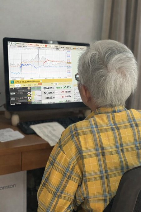 baseball_kani67's tweet photo. うちの母は今年で78歳。
なんと株式投資歴は36年になります。
今でも毎月80万円ほどの利益を出していて、「年金より安心ね」と笑うほど。
先日、
母：ソフトバンクグループは売っちゃダメよ。
僕：どうして？
母：OpenAIが上場したら、ソフトバンクグループはまだまだ上がるわ。日本を代表する企業になるかもしれない。1年後には東京で大家さんになって、貯金ももっと増えているはずよ！
僕：分かった。お母さんの言う通りにするよ。
家に“賢い母親”がいることの重要性を、改めて実感しています。
いま、母が保有しているいくつかの銘柄情報を整理しましたので、皆さんにも共有しようと思います。