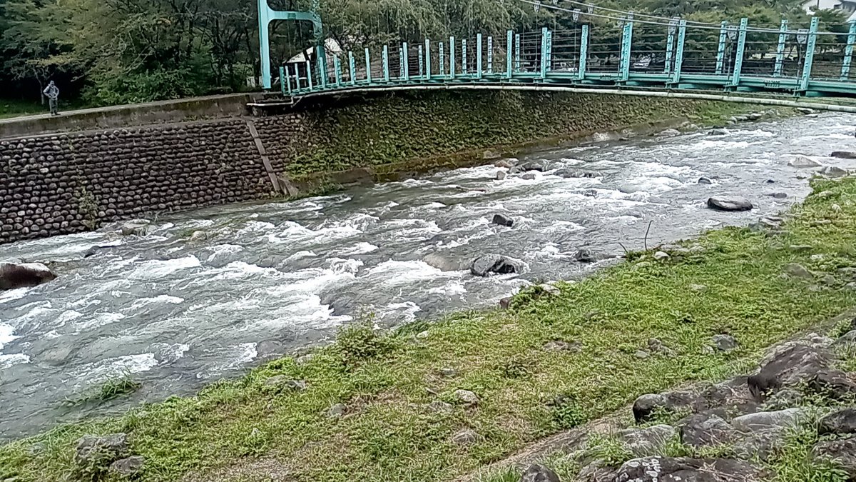 Karekini's tweet photo. #道志みち
相模原方面から道の駅ま��で山からの水が道路に流れてる箇所多数。
道の駅付近は弱い霧雨 https://t.co/uA6DwiMW6E