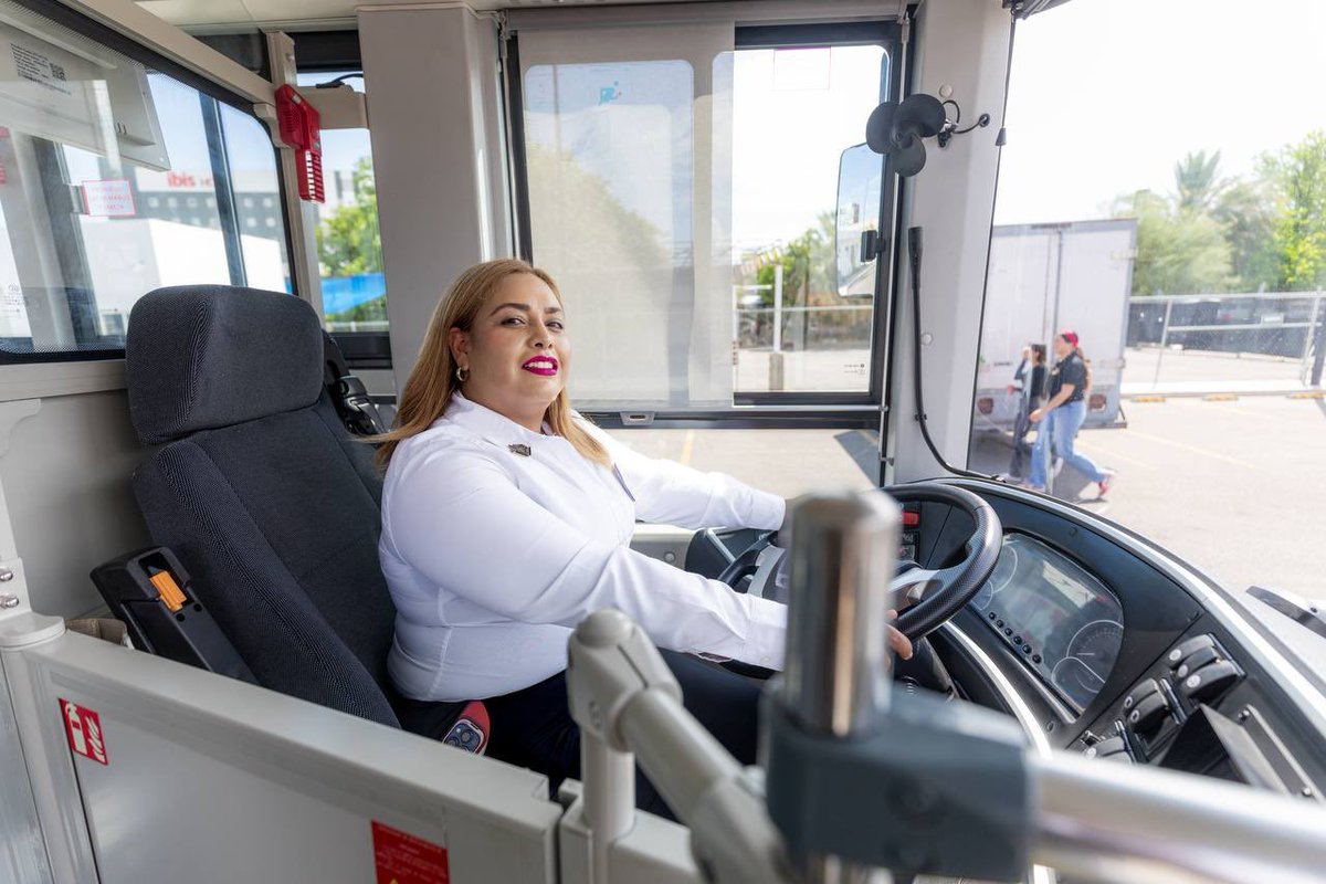 AlfonsoDurazo's tweet photo. Hoy Hermosillo comienza una nueva era de movilidad. Con la nueva Línea Eléctrica Exprés incorporamos 20 autobuses 100% eléctricos, conducidos exclusivamente por mujeres, para conectar el norte y el centro de la ciudad.

Seguimos transformando el transporte público con unidades modernas, cero emisiones directas y mejores conexiones hacia el trabajo, la escuela y los servicios de salud.
