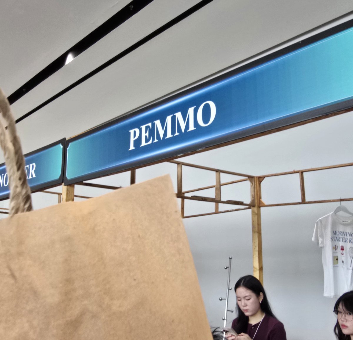 gorogoroPanda5's tweet photo. 帰国🇯🇵✈️する日だから、Pingくんには時間的に会えない🥲けど、９時から待ってＴシャツ買ったよ！✨👕🛍️💖✨

日本でもTeshowPingと会えますように✨🙏🌟

#PEMMO
#PingKrittanun https://t.co/p0IC5HfTU4