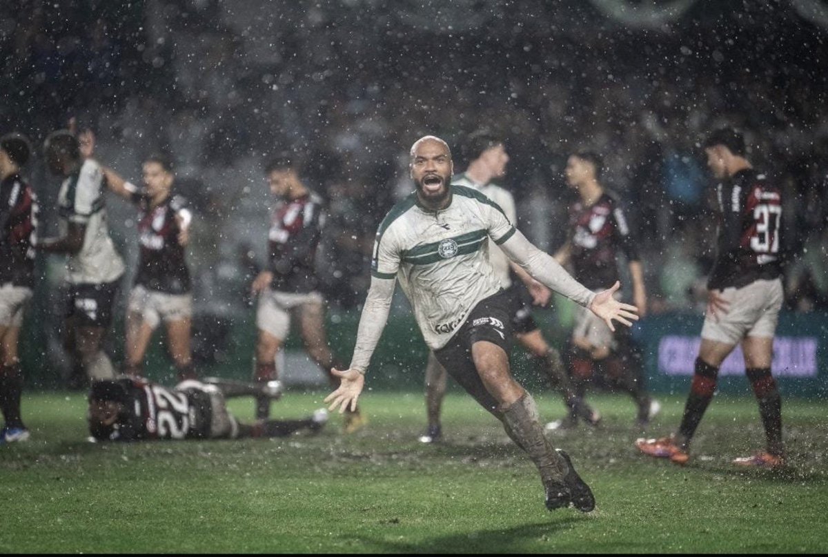 velhocronista's tweet photo. O Atletiba foi cru, bruto, visceral como quase nada mais é no futebol. A chuva, a data, o horário – tudo o que se pensava estragar o jogo, no fundo, catapultou o clássico pruma audiência nacional.

Num estádio com cara de estádio, um passeio pelos bosques dos anos 90. https://t.co/ZSyRge7wdZ