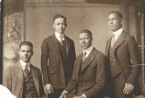 PicatrixWave's tweet photo. @afrocrowns 1920’s Wild Indians of America. https://t.co/sL4Zg3t42M