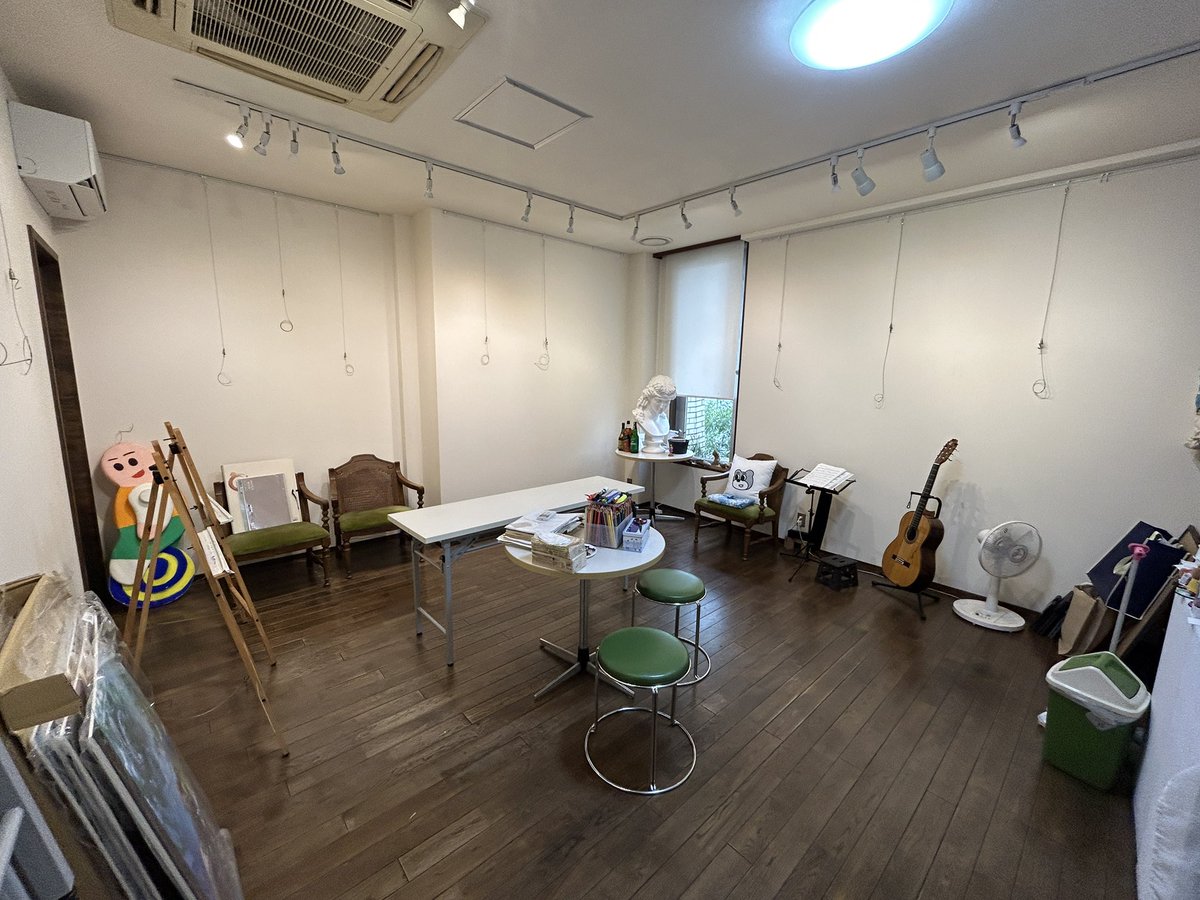 szk_gallery's tweet photo. こんにちは。今日午後は来週の岩瀬由布子さんとしそさんの二人展の搬入第一弾です。さてどんな作品が運ばれてくるでしょう。お楽しみに！ https://t.co/9uhxOGqVPH