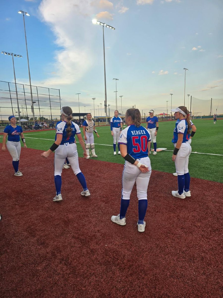 SelectFPFoveaux's tweet photo. 2-0 start for #selectfastpitch Premier Foveaux 16u in our first 🥎 together as a team. Beautiful weather in the first day in the @triplecrownspts Super 72 at the beautiful 315 Sports Complex in Illinois. Outscored opponents 23-1. Great day, ladies! Looking strong 💪🏻! https://t.co/NjUsKTMq1D