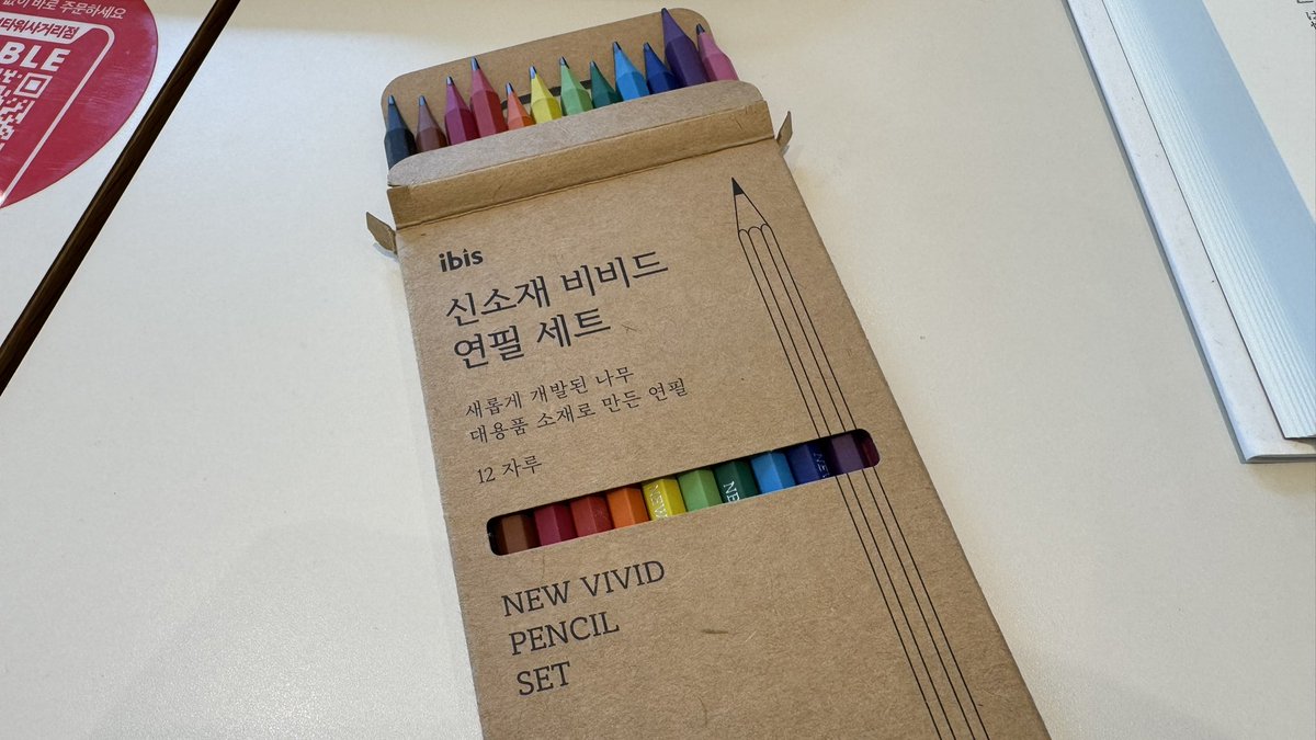 DaegyoSeo's tweet photo. 12色の頑丈そうな色鉛筆が3500ウォン(約400円)。いいね！と思って即買い。開けたら色のない鉛筆だった。思わずキムタクが降臨した。 https://t.co/s1gu30enhZ