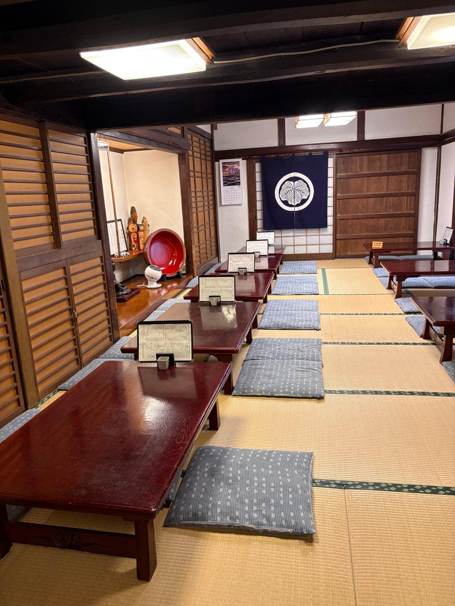 Ht700ne's tweet photo. 山形で一番の老舗蕎麦屋、庄司屋さん
に行って来ました🙌創業160年

相盛り板天蕎麦が美味しいです👍

板蕎麦とは、農作業後の蕎麦振る舞いの
風習に由来しているそうです😃　
板の上に蕎麦を盛って振る舞います

今までで1番美味い蕎麦となりました🙆‍♂️

入店時には、30人程の列が… https://t.co/QN2CBN7XFu