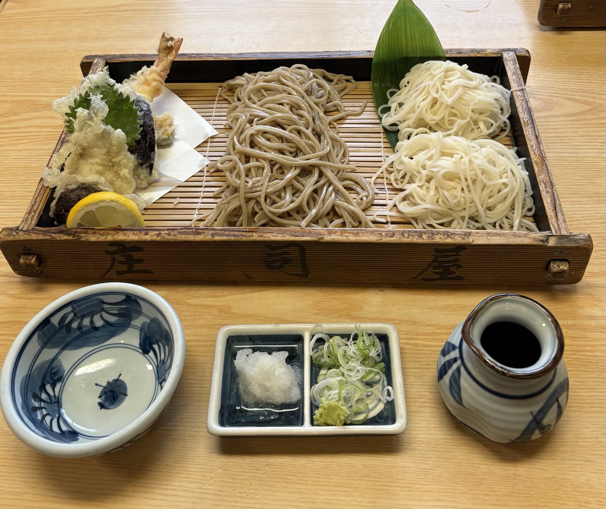 Ht700ne's tweet photo. 山形で一番の老舗蕎麦屋、庄司屋さん
に行って来ました🙌創業160年

相盛り板天蕎麦が美味しいです👍

板蕎麦とは、農作業後の蕎麦振る舞いの
風習に由来しているそうです😃　
板の上に蕎麦を盛って振る舞います

今までで1番美味い蕎麦となりました🙆‍♂️

入店時には、30人程の列が… https://t.co/QN2CBN7XFu
