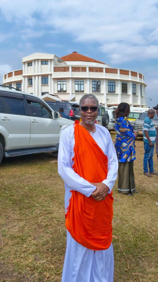 Mwirian1911's tweet photo. MWIRIAN 

George Murungi pays tribute to the late Omukama Oyo Nyimba Kabamba Iguru Rukidi IV of Tooro Kingdom at Karuzika Palace on 11th September 2026.

May the legacy of His Majesty continue to live on in the hearts of his people.

Rest in eternal peace, Omukama Oyo. https://t.co/k53CJIINU6