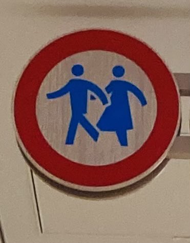 charlytentyou's tweet photo. 可愛いんだけど、多目的トイレに駆け込む居ても立っても居られない男女に見える私は心が汚れているのでしょうか… https://t.co/4jfB7YO9iW