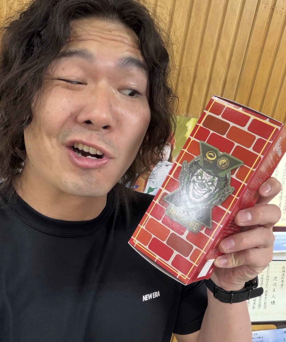 akaisairo1's tweet photo. 新日本プロレスさんと
コラボさせていただきます！
まさか黄色のライオンマークが
赤いサイロのパッケージに入るとは😅
明日から店舗、WEBショップで販売開始します！

北海道銘菓「赤いサイロ」とジェイク・リー選手のコラボ商品発売！

https://t.co/PX7tWKULrj https://t.co/h3QvLzKD4h