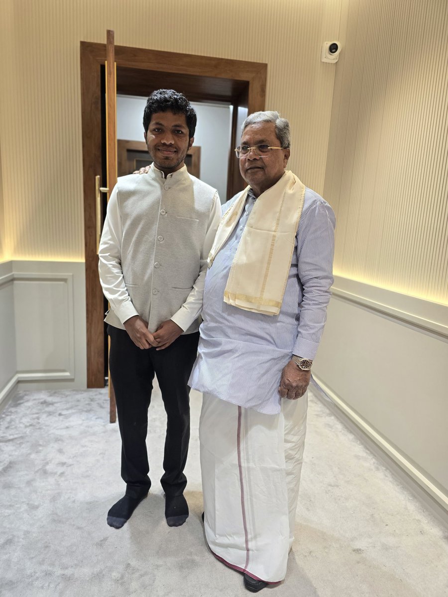 SagarKhandre12's tweet photo. ಬೆಂಗಳೂರಿನಲ್ಲಿ ಮಾಜಿ ಮುಖ್ಯಮಂತ್ರಿಗಳು, ಕಾಂಗ್ರೆಸ್ ಪಕ್ಷದ ಹಿರಿಯ ನಾಯಕರು ಹಾಗೂ CWC ಸದಸ್ಯರಾದ ಸನ್ಮಾನ್ಯ ಶ್ರೀ @siddaramaiah ಅವರನ್ನು ಸೌಹಾರ್ದಯುತವಾಗಿ ಭೇಟಿಯಾಗಿ, ಕೆಲಕಾಲ ಆತ್ಮೀಯವಾಗಿ ಮಾತುಕತೆ ನಡೆಸಿದೆ.

ಈ ಸಂದರ್ಭದಲ್ಲಿ ಅವರೊಂದಿಗೆ ರಾಜ್ಯದ ಅಭಿವೃದ್ಧಿ ಹಾಗೂ ವಿವಿಧ ಜನಪರ ವಿಚಾರಗಳ ಕುರಿತು ಚರ್ಚಿಸಿ, ಅವರ ಅನುಭವ ಮತ್ತು ಮಾರ್ಗದರ್ಶನ ಪಡೆಯುವ ಅವಕಾಶ ದೊರೆತಿದ್ದು ಸಂತಸ ತಂದಿತು.