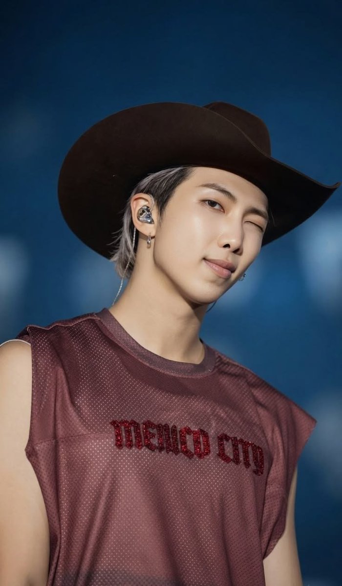 foreverarmyjm's tweet photo. Nam feliz cumpleaños 🎂 😍 🎂 
Que te puedo decir, eres mi héroe eres la persona que admiro demasiado gracias a ti jamás me he rendido gracias a ti me esfuerzo día con día en cumplir mis sueños 
Gracias por tu música por esas bellas letras y melodías que sanan+
#HappyBirthdayRM https://t.co/Yh9MfdqxQ8