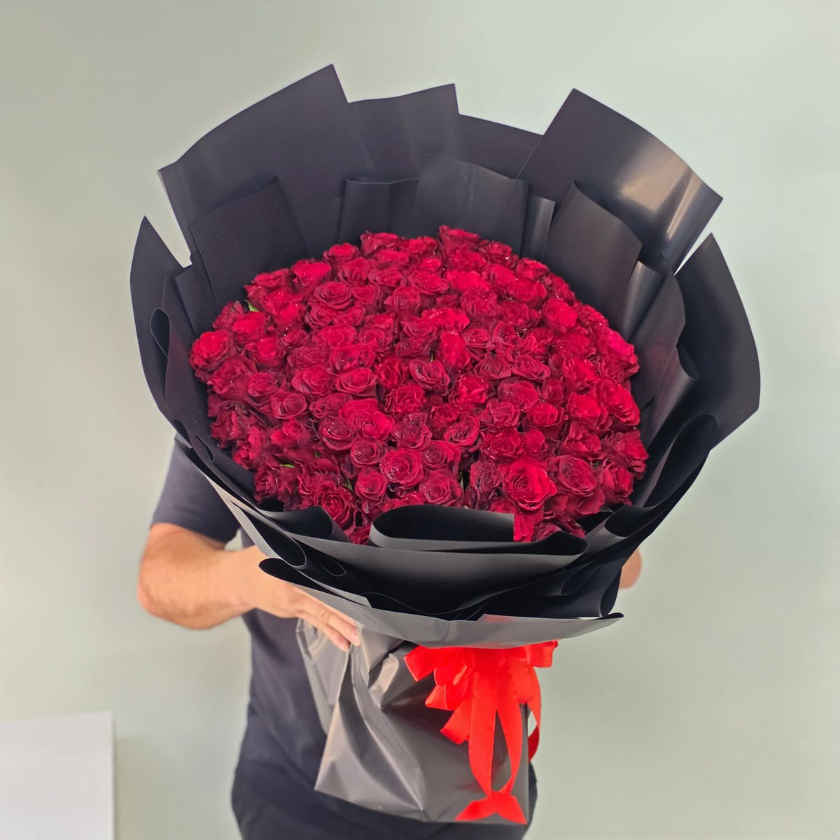 FranciscaPzy's tweet photo. Classic beauty wrapped in bold elegance. Our premium red rose bouquet with luxurious black wrapping is perfect for love, anniversaries, birthdays, or a heartfelt surprise. Same-day delivery in Sharjah. https://t.co/mX5ZURZ1Xx