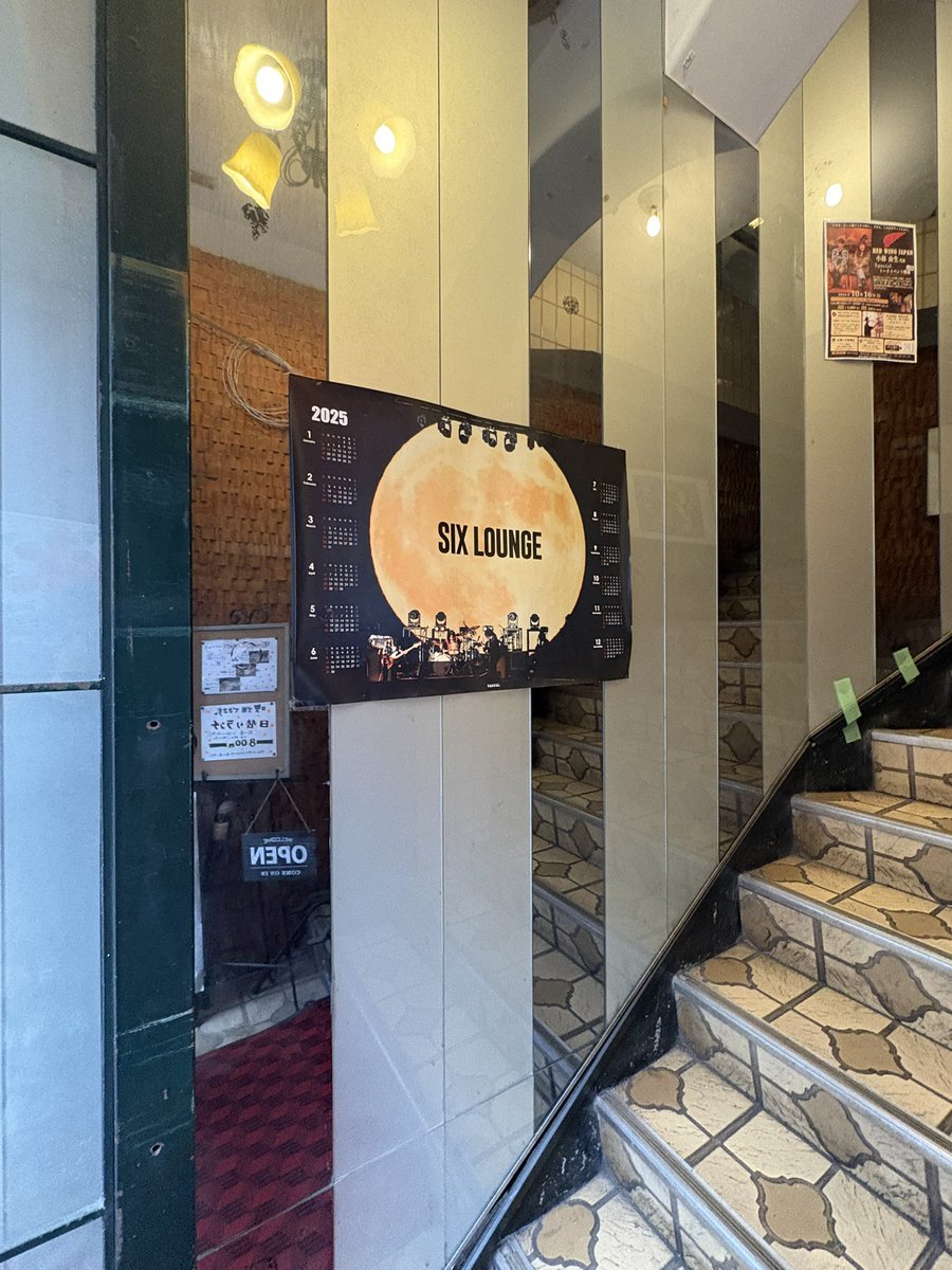 sprn0_'s tweet photo. 喫茶店でご飯食べてたら今日何時からライブなのー？って聴かれてラウンジのライブDVD流してくれた😭💖 https://t.co/bnZTt8dg8g