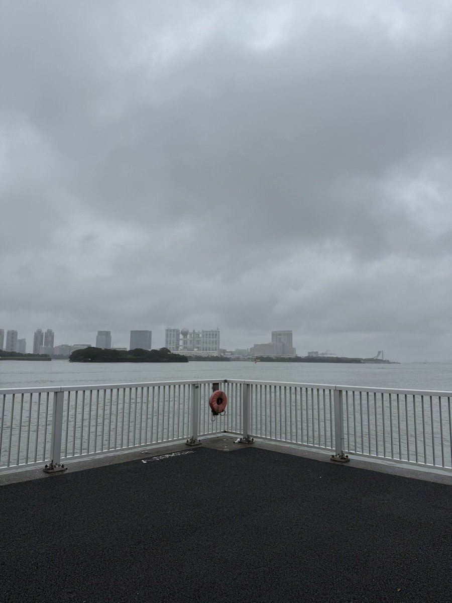 CiferStudio's tweet photo. 📍芝浦南ふ頭公園
今朝、AR体験が始まりました。
雨と曇り空の園内でも、ファンの皆さまが現地へ足を運んでくださっています。🌧️☔️
この湾岸の先に、何が見えるか。現地で確かめてください。💭
ARをお楽しみください。体調には十分ご留意を。
#DIRENGREYAR #THEFALLENWARAR #CIFERSTUDIO #TheFallenWarARDay1