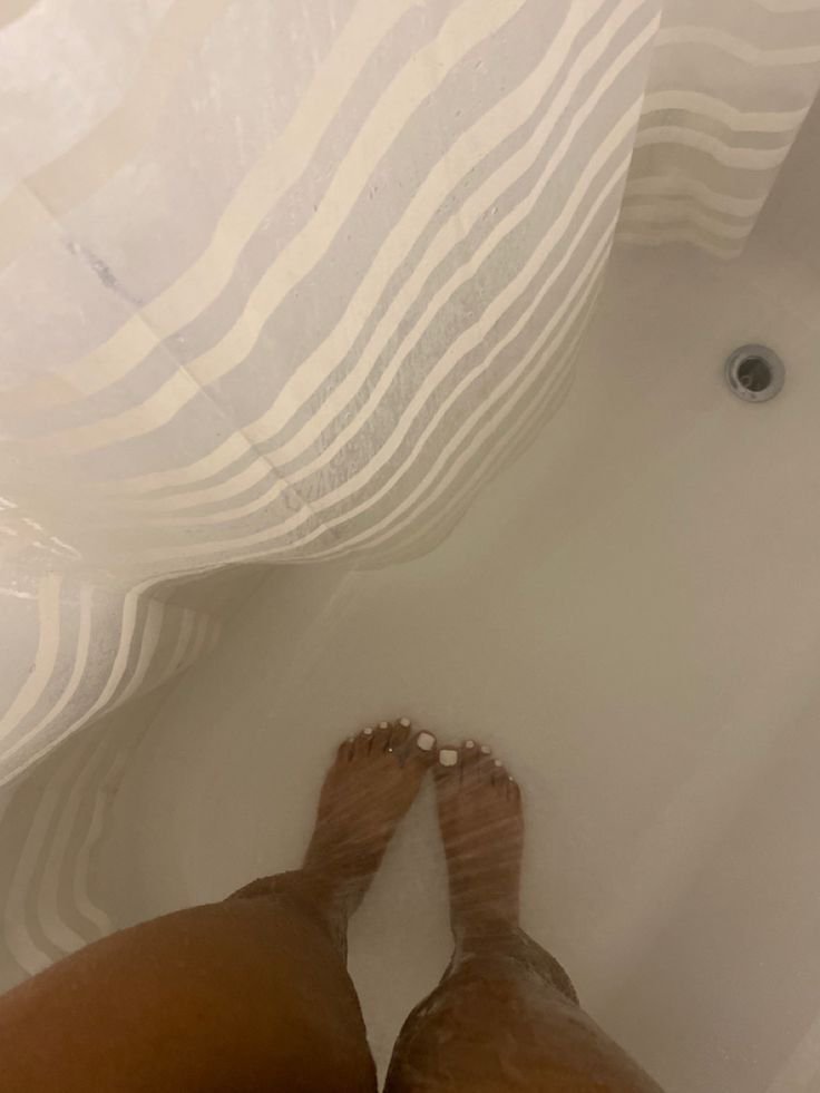 p1nkytime's tweet photo. new set 😉
maybe ill show more of me in the shower?
#white #toes #feet #pedicure #cute https://t.co/61LKwzTzwm
