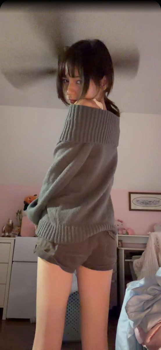 katmadjlyn's tweet photo. New sweater I got :) https://t.co/LrMNQoWgYY