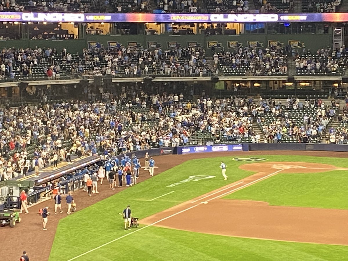 braunmd23's tweet photo. @Brewers lets keep it rolling #clinched https://t.co/zcFa0ZXwS8
