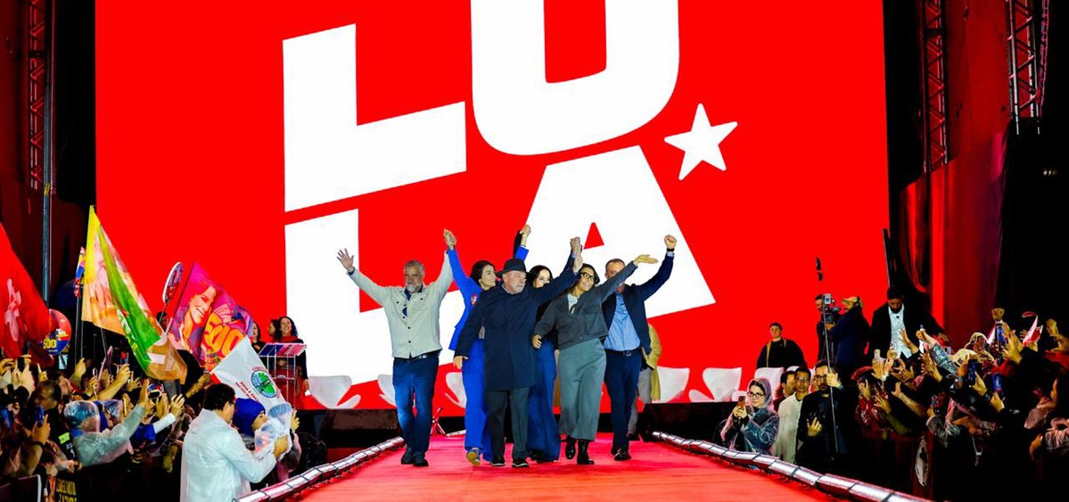 LulaOficial's tweet photo. Obrigado, Porto Alegre, por tanto carinho! ❤️

O Rio Grande do Sul é terra de um povo forte, trabalhador e que nunca desiste. Um povo que enfrentou momentos difíceis, se levantou e mostrou ao Brasil a força que tem.

Quero seguir junto com os gaúchos e as gaúchas, trabalhando para reconstruir, gerar oportunidades e fazer o Rio Grande do Sul crescer cada vez mais. Esse povo merece um futuro do tamanho da sua força. 🧉🇧🇷

📸 @ricardostuckert