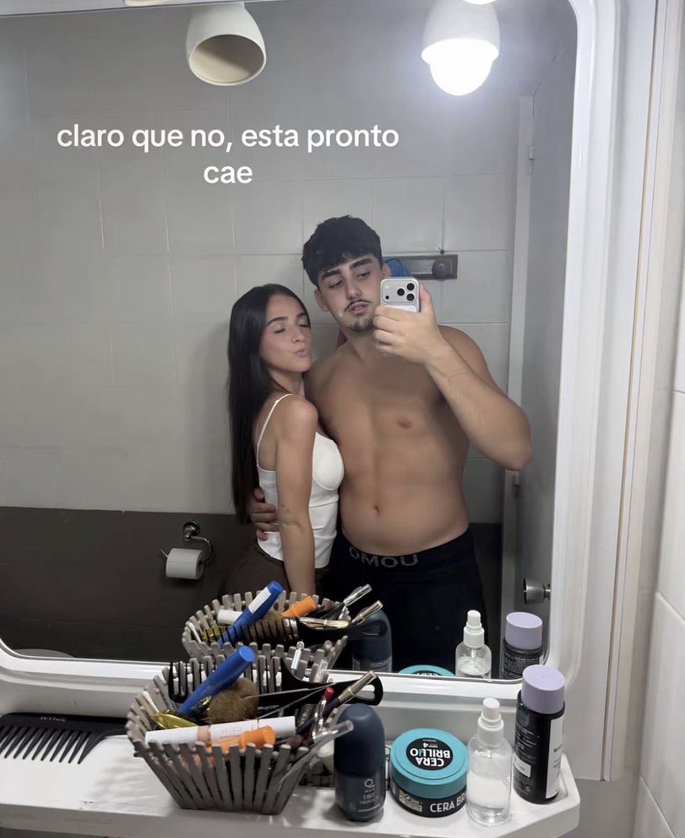adrifdzzzzzz's tweet photo. Este tio esta haciendo la del amigo gay tu https://t.co/FY2n8BMT6i