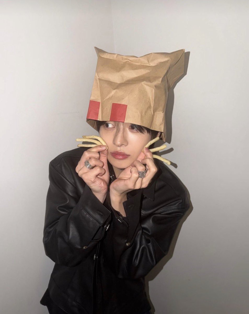 ALD1_LEO's tweet photo. 🐈‍⬛➕🍟 https://t.co/PHr2PgB7aL