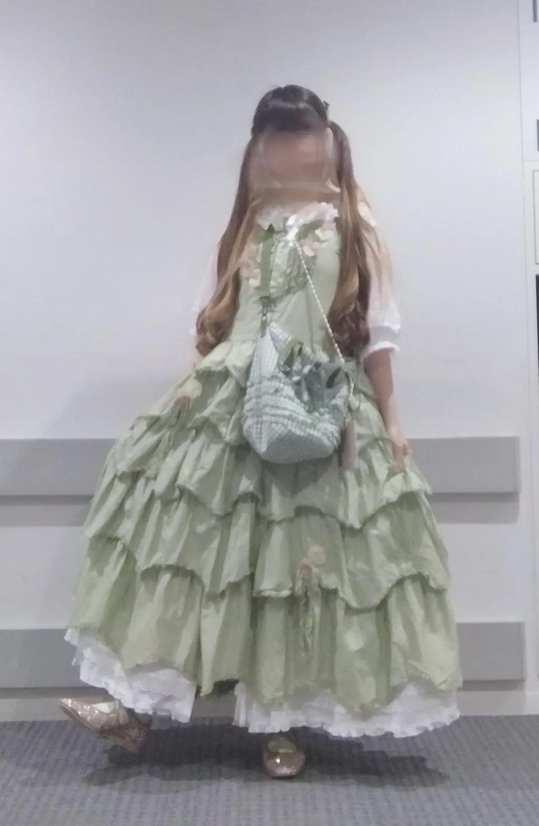usagitoseino's tweet photo. うちは服装自由な会社なわけでして、新人に教育担当がそれを説明する際に「服装髪型髪色は自由です。水着とかじゃなければ全部大丈夫です。ほらあそこ」って私と私の隣に座ってる髪色水色ニキを指して説明してきます。

はじめまして自由の象徴です。 https://t.co/hVbkrhvlhS