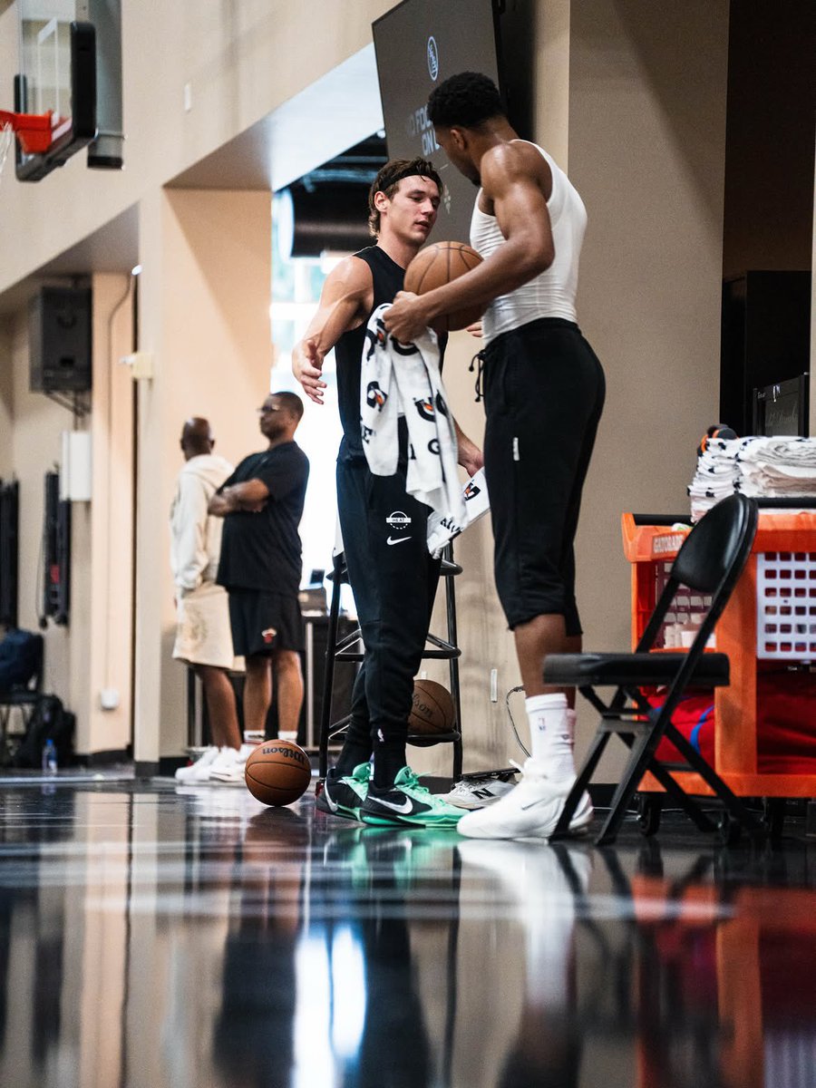 Giannis_An34's tweet photo. Critics have seats. Champions have scars. 💯🔥 https://t.co/47EkeHGthJ
