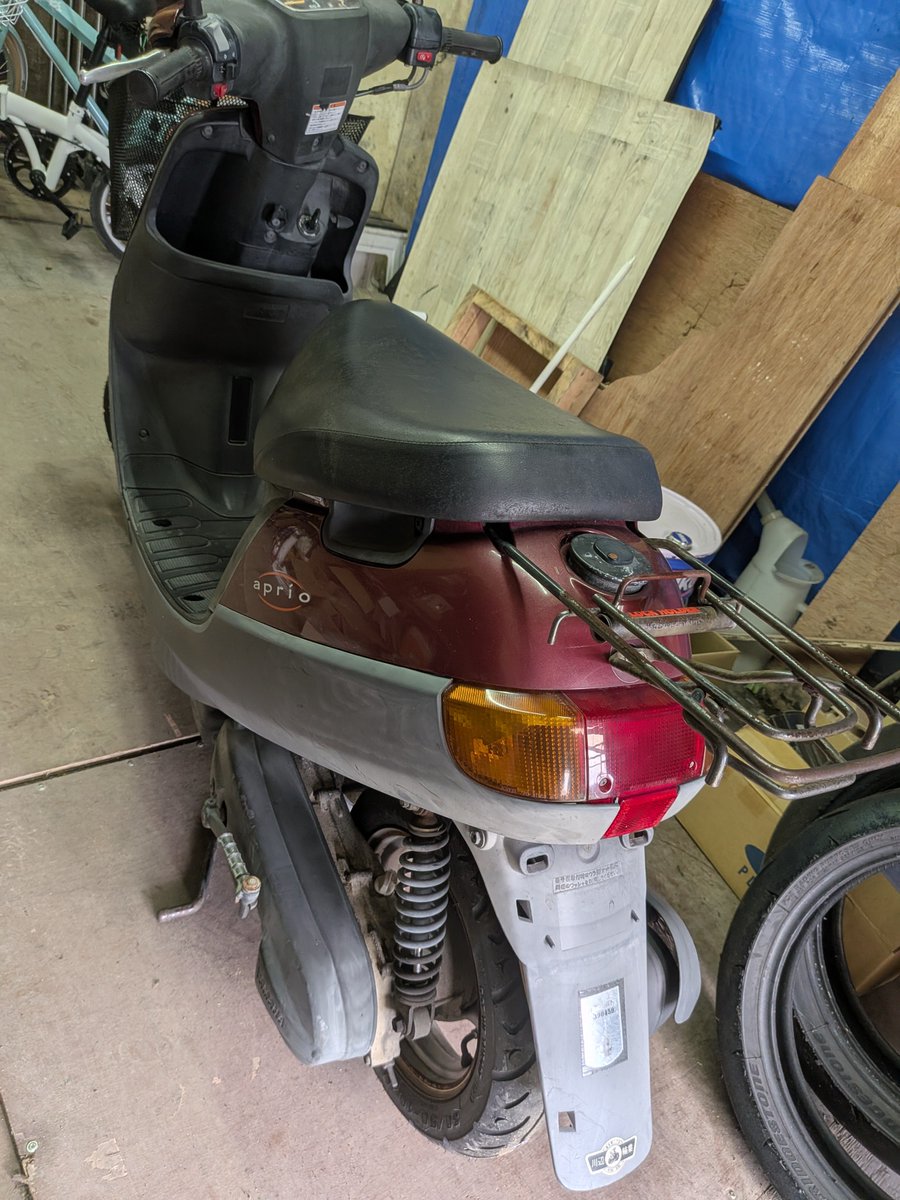 yasu_r40's tweet photo. 週末毎に天気悪いので、暇つぶしと近所の足用にアプリオ手に入れました。バイク屋さんと話ししてたら下取りで入ってきてヤードに保管されてるのあるってことで格安で譲っていただきました。ガワはヤレてるけど、各部の固着はないしエンジンも掛かるのであまり手は掛からなさそうですね。 https://t.co/g5a49Mm0Qk