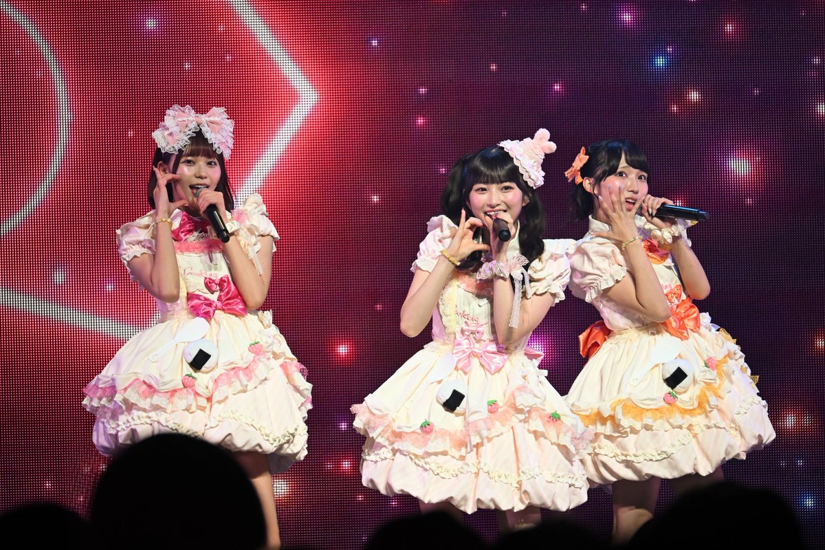 gen_gen_ga_'s tweet photo. NATSU FES 2026
4CO(3CO中)
プリティーな3人の登場で一気に会場が華やいだ気がする。それまでと空気感が違って、FES開幕にふさわしいトッパーでした。
5th ONEMAN LIVE@KT ZEPP YOKOHAMAより
#ACO
#CHOCO
#NICO
#ホワスピ
#WHITESCORPION
#4CO https://t.co/tVJFvY3RSZ