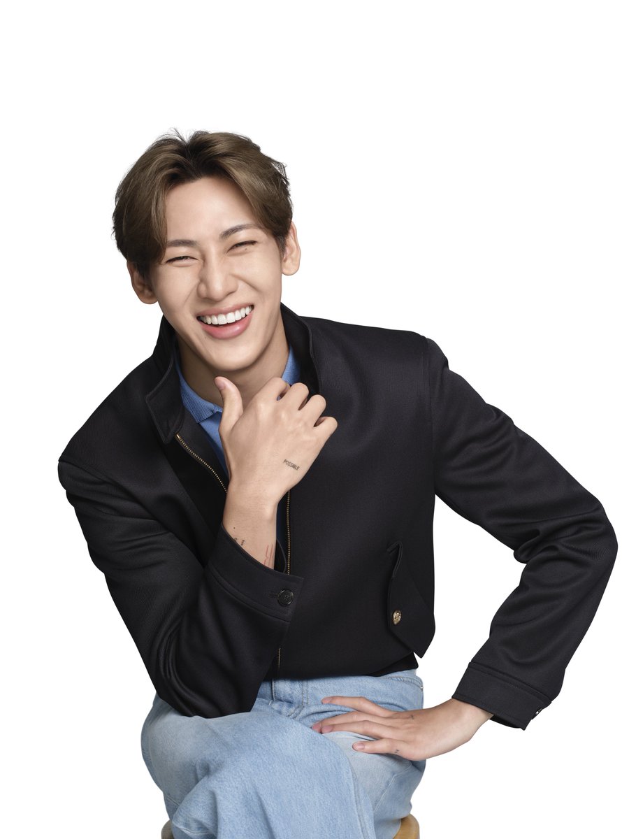 TripleclickTH's tweet photo. เมิร์ซ เอสเธติกส์ สร้างมุมมองใหม่ให้โปรแกรมลดเลือนริ้วรอย
ส่งแคมเปญ “Xpression Beauty” ดึง “#แบมแบม” นั่งแท่น The Icon of Xpression Beauty
ชูนิยามความงามที่ดูดีขึ้น แต่ยังคงเป็นตัวเองในทุกอารมณ์

#MerzAestheticsxBamBam #XpressionBeautyxMerzAesthetics
#MerzAesthetics #XpressionBeauty #ดูดีฟีลลิ่งได้เป็นตัวเองได้สุด #SeeMoreMe #BamBam

เมิร์ซ เอสเธติกส์ บริษัทชั้นนำระดับโลก ผู้ผลิตและจัดจำหน่ายเครื่องอัลเทอร่า และผลิตภัณฑ์ฉีดสำหรับใช้ในคลินิกเสริมความงาม ประกาศแต่งตั้ง “แบมแบม – กันต์พิมุกต์ ภูวกุล” (BamBam) สู่การเป็น The Icon of Xpression Beauty ครอบคลุม 8 ประเทศในภูมิภาคเอเชียแปซิฟิก ได้แก่ ไทย สิงคโปร์ มาเลเซีย เวียดนาม อินโดนีเซีย ฟิลิปปินส์ ออสเตรเลีย และอินเดีย เพื่อร่วมถ่ายทอดแนวคิด Xpression Beauty – See More Me มุมมองใหม่ของความงามที่ไม่ใช่การเปลี่ยนตัวเราเป็นคนอื่น แต่คือการดูดีขึ้นโดยยังคงสีหน้า แววตา รอยยิ้ม ฟีลลิ่ง และตัวตนที่ทำให้แต่ละคนยังรู้สึกเป็นตัวเอง โดยแคมเปญนี้ตั้งใจเปิดทางเลือกใหม่ในการทำโปรแกรมลดเลือนริ้วรอย สู่ผลลัพธ์ที่ดูดี เป็นธรรมชาติ และยังสามารถสื่ออารมณ์ได้อย่างชัดเจน
 
ข้อมูลจาก “The Pillars of Confidence Report 2025” โดย เมิร์ซ เอสเธติกส์ ที่ทำการสำรวจผู้คนกว่า 15,000 คน จาก 15 ประเทศ รวมถึงประเทศไทย สะท้อนอินไซต์สำคัญในภูมิภาคเอเชียแปซิฟิก โดยพบว่า 69% ของผู้ตอบแบบสอบถามระบุว่าพวกเขามีความมั่นใจในความเป็นตัวเอง และสูงถึง 79% มองหาหัตถการความงามที่สามารถช่วยสะท้อนความรู้สึกข้างในออกมาสู่ภายนอกได้ นอกจากนี้ 78% ยังเห็นพ้องว่าการทำหัตถการความงามมีผลต่อมุมมองที่พวกเขามีต่อตัวเอง อินไซต์เหล่านี้ชี้ให้เห็นว่าผู้คนยุคใหม่ไม่ได้ต้องการทำหัตถการเพื่อเปลี่ยนหรือปกปิดใบหน้าเดิม แต่กำลังมองหาทางเลือกที่ตอบโจทย์การแสดงออกทางสีหน้าและอารมณ์ได้อย่างเป็นธรรมชาติ
 
ด้วยเหตุนี้ แคมเปญ Xpression Beauty ที่มาพร้อมแนวคิด See More Me จึงเข้ามาสร้างมุมมองใหม่ในการรับคำปรึกษาสำหรับโปรแกรมลดเลือนริ้วรอย โดยชวนให้ทุกคนหันมาตั้งคำถามกับแพทย์ผู้ดูแลว่า “นอกจากสิ่งที่อยากปรับ เราอยากเก็บรักษาอะไรไว้ เพื่อให้ความเป็นตัวเรายังคงอยู่” เพื่อตอบรับกับทิศทางความงามยุคใหม่ที่ผู้คนไม่ได้มองหาความสมบูรณ์แบบที่ดูประดิษฐ์หรือไร้ที่ติ แต่ให้คุณค่ากับความงามที่ดูมีชีวิตชีวาและสะท้อนความเป็นตัวเองอย่างแท้จริง
 
“แบมแบม” กับภาพสะท้อนของความงามที่มีชีวิตและทรงพลัง

การแต่งตั้ง แบมแบม ในฐานะ The Icon of Xpression Beauty ไม่ใช่แค่การเปิดตัวแบรนด์แอมบาสเดอร์ แต่เป็นการเลือกตัวแทนที่สะท้อนแนวคิด Xpression Beauty ได้อย่างเป็นรูปธรรมที่สุด ในฐานะศิลปินระดับโลก แบมแบมมีมิติทางอารมณ์ที่หลากหลาย มีเสน่ห์หรือคาริสมาเฉพาะตัว ทั้งผ่านการแสดงออกทางสีหน้า แววตา และรอยยิ้ม โดยเฉพาะเมื่ออยู่บนเวที ทุกความเคลื่อนไหวและสีหน้าของเขาล้วนแสดงออกถึงความเป็นธรรมชาติ ซึ่งทำให้แฟนๆ ทั่วโลกจดจำและหลงรัก แบมแบมจึงเป็นไอคอนที่ช่วยให้ผู้คนเข้าใจว่า ความงามที่แท้จริงคือความงามที่มีมิติและไม่สูญเสียตัวตน

เมิร์ซ เอสเธติกส์ เชื่อมั่นว่าแคมเปญ Xpression Beauty จะเป็นจุดเริ่มต้นสำคัญที่ส่งเสริมให้ผู้รับบริการและแพทย์ผู้ดูแล ได้พูดคุยเพื่อร่วมออกแบบผลลัพธ์การลดเลือนริ้วรอยที่ให้ความสำคัญกับการสะท้อนตัวตน ควบคู่ไปกับการส่งเสริมนิยามความงามที่เน้นความปลอดภัยเป็นอันดับแรก เพื่อสร้างความมั่นใจที่แท้จริงในแบบของตัวเอง (Safety First, Confidence Always)
 
รอติดตามรายละเอียดเพิ่มเติมของแคมเปญ “Xpression Beauty” พร้อมกิจกรรมมากมายร่วมกับ “แบมแบม” ได้ผ่านทุกช่องทางของ Merz Aesthetics Thailand
IG: @merzaesthetics_th
FB: @MerzAestheticsThailand
Line OA: @MerzBeautyConnect