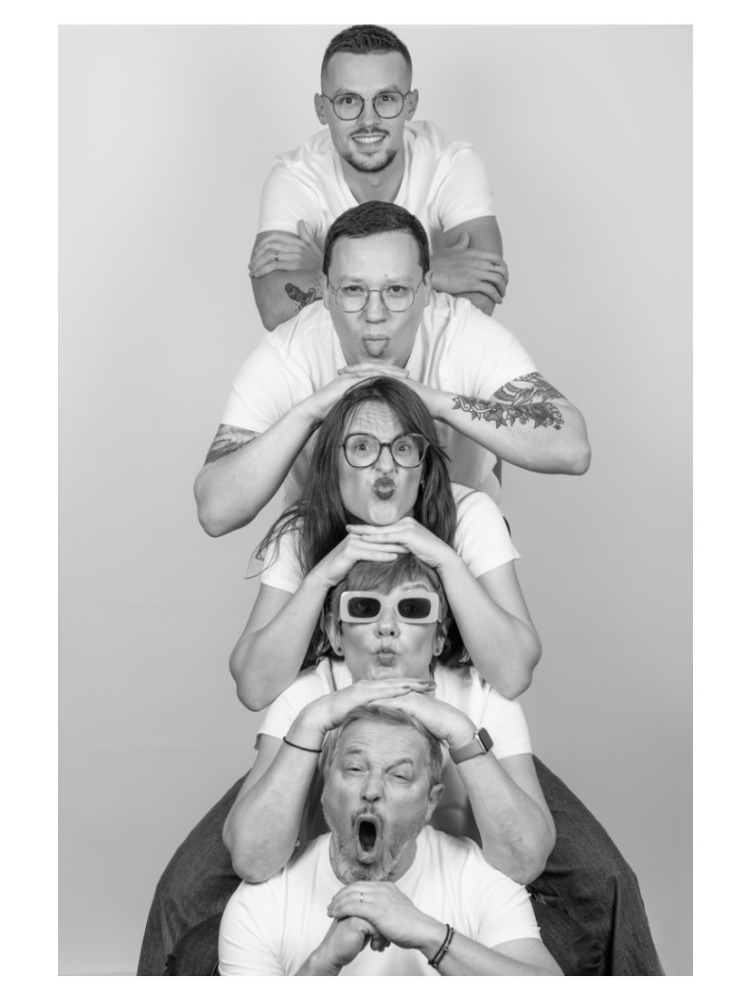 MarvinBaibdfc's tweet photo. We laugh, laugh, and laugh some more! At Studio du Bonheur in Grenoble: a relaxed family shoot, simple choices, lots of humor, and wild poses. In 30 minutes, everyone was in the box—some with their legs in the air! https://t.co/vN6SzfHd89