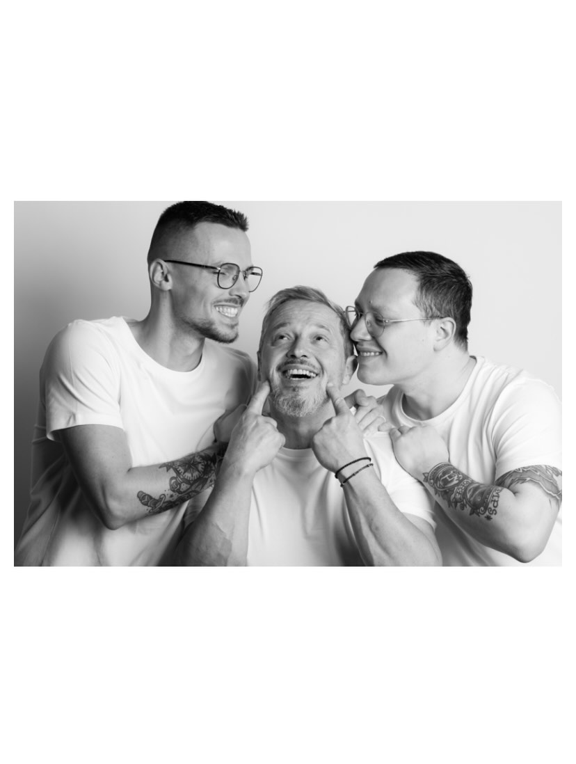 MarvinBaibdfc's tweet photo. We laugh, laugh, and laugh some more! At Studio du Bonheur in Grenoble: a relaxed family shoot, simple choices, lots of humor, and wild poses. In 30 minutes, everyone was in the box—some with their legs in the air! https://t.co/vN6SzfHd89